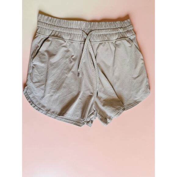 Vuori Halo Performance Shorts 2.0 in Light Clay Women's size Large - Picture 2 of 4
